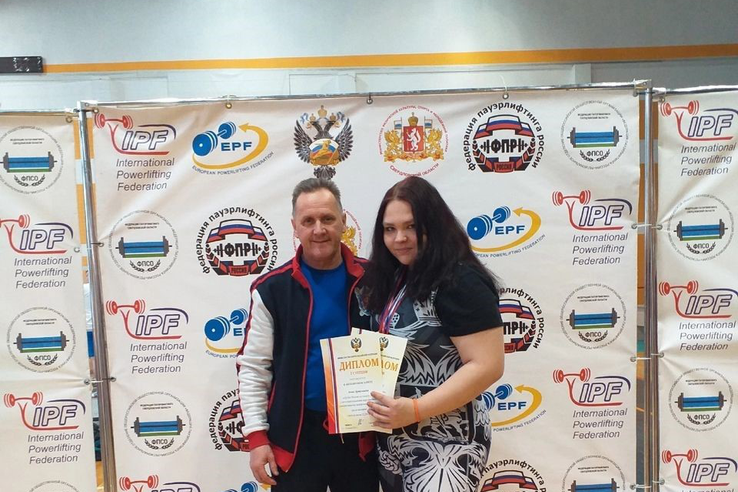 Анна Артемьева завоевала золото в троеборье на Кубке России по пауэрлифтингу (спорт ЛИН)