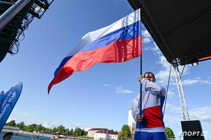 Под российским флагом вперед к победам!