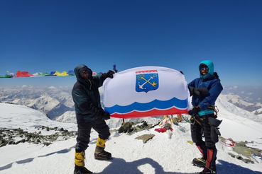 Флаг Ленобласти установили на пике Ленина