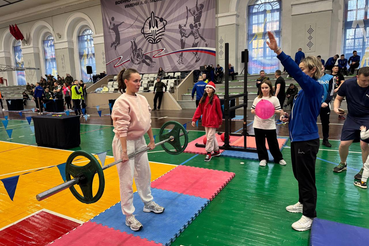 Семьи военнослужащих проверили себя в силовом экстриме