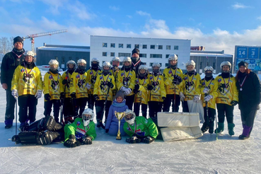 Ленинградские хоккеистки с мячом возвращаются с медалями